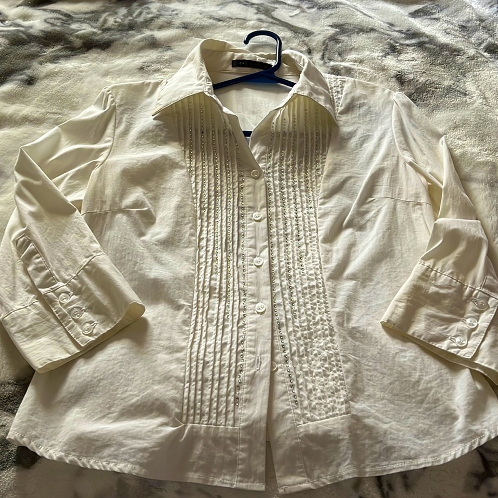 EUC 3/4 sleeve white shirt w rhinestones